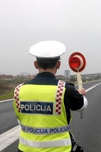 Slika vijesti 2014/VELJAČA/policajac_autocesta_uspravna.jpg